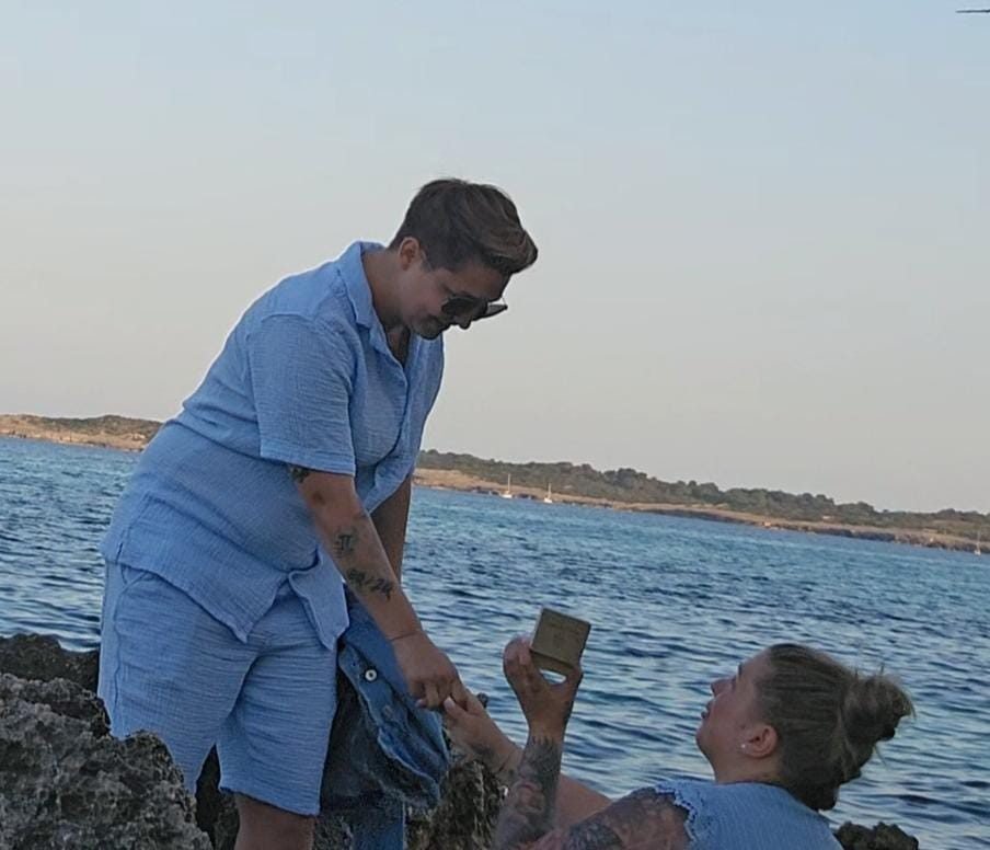 Der Antrag am Wasser, eine der beiden kniet