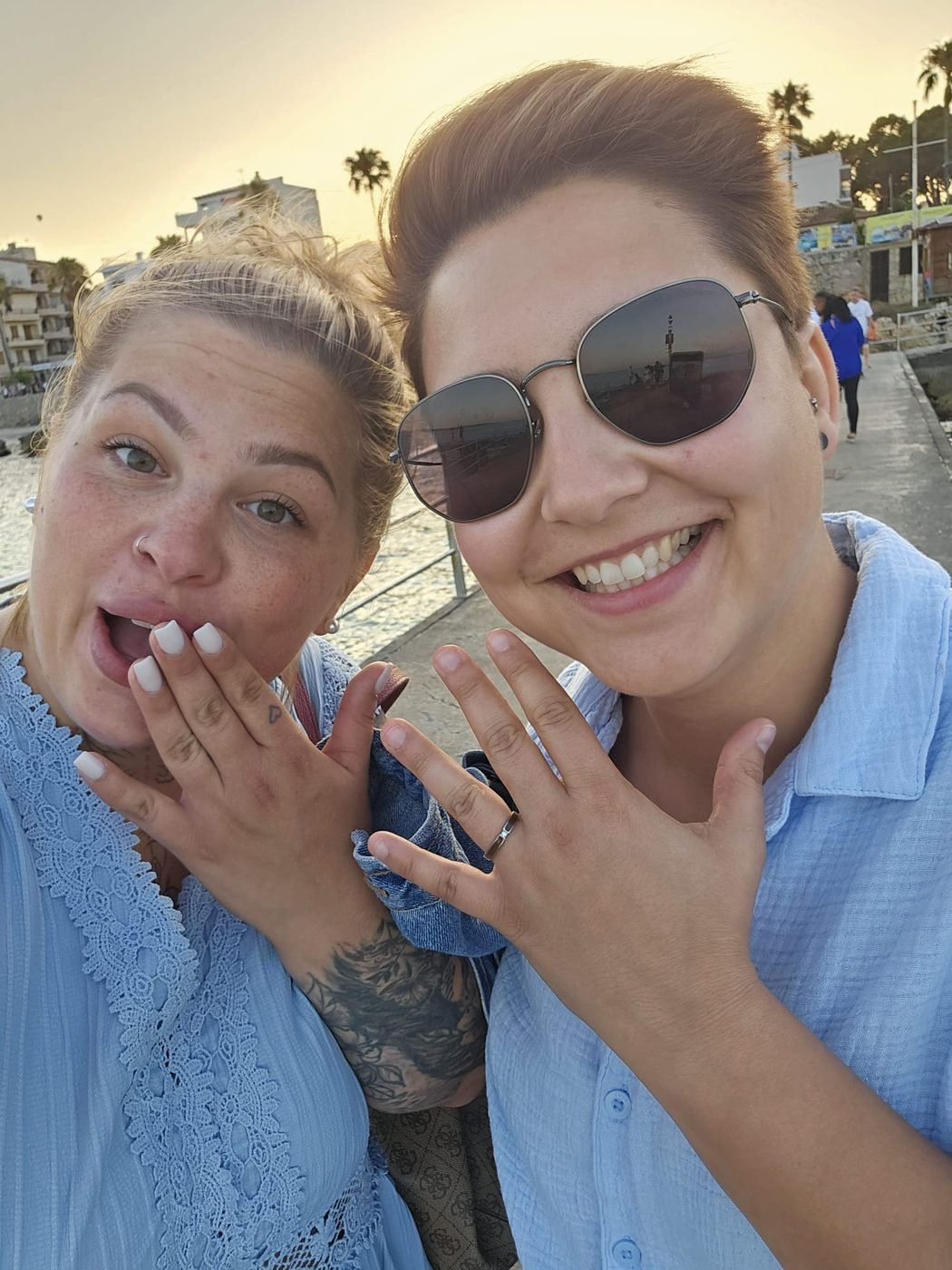 Vanessa und Juliane zeigen strahlend den Ring