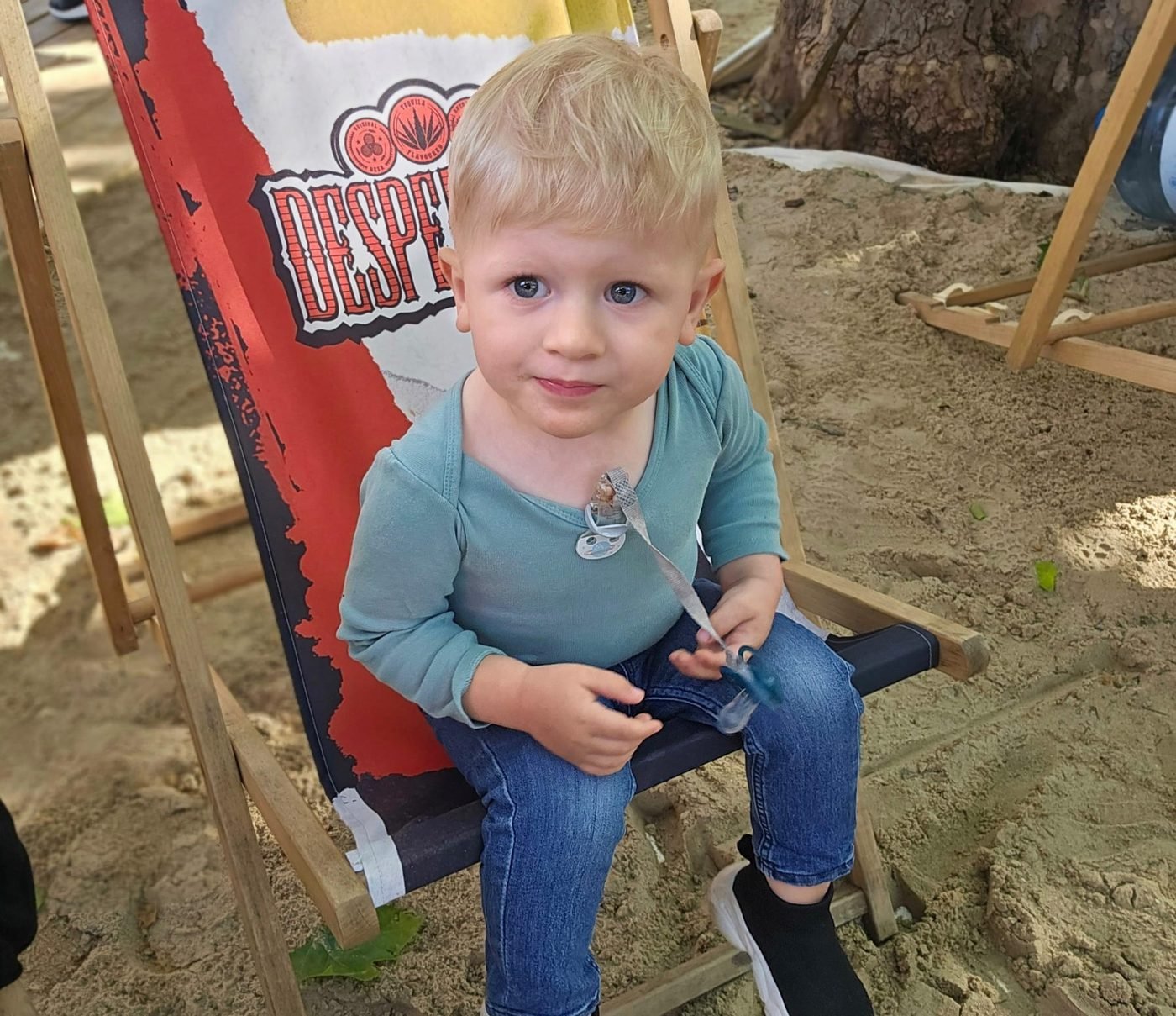 Jakob sitzt in einem Strandkorb im Sand