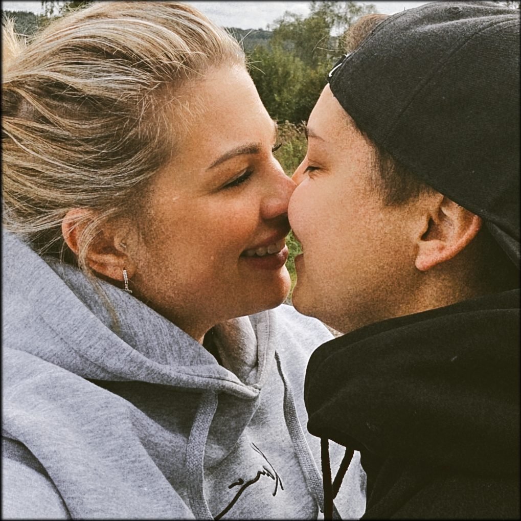 Vanessa und Juliane küssen sich