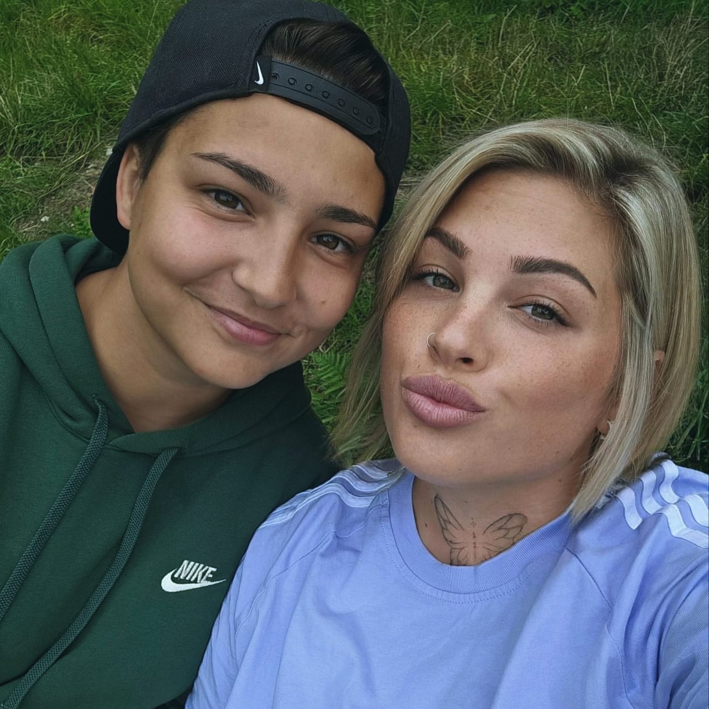 Vanessa und Juliane draußen im Grünen