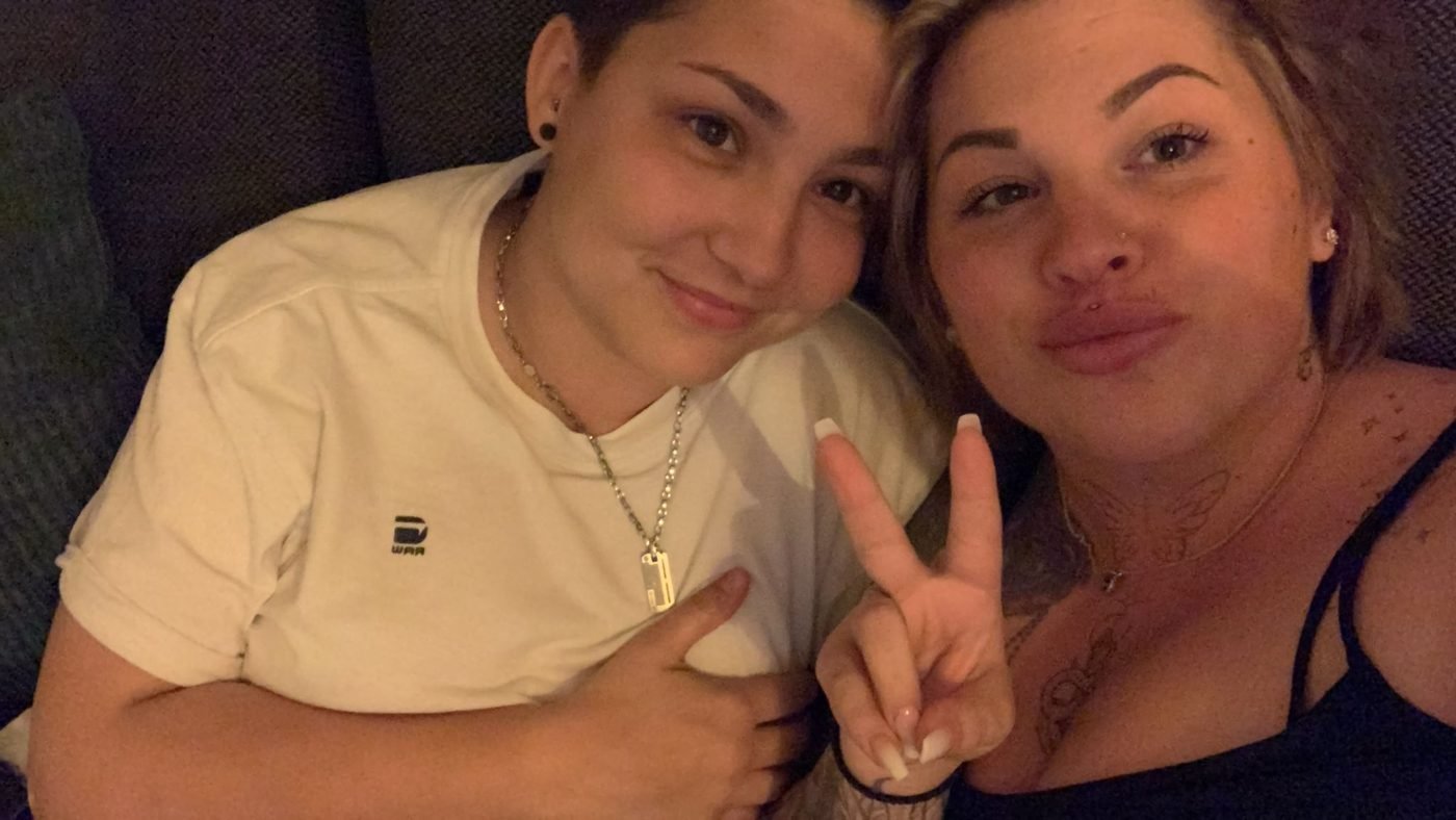 Vanessa und Juliane machen das Peace-Zeichen