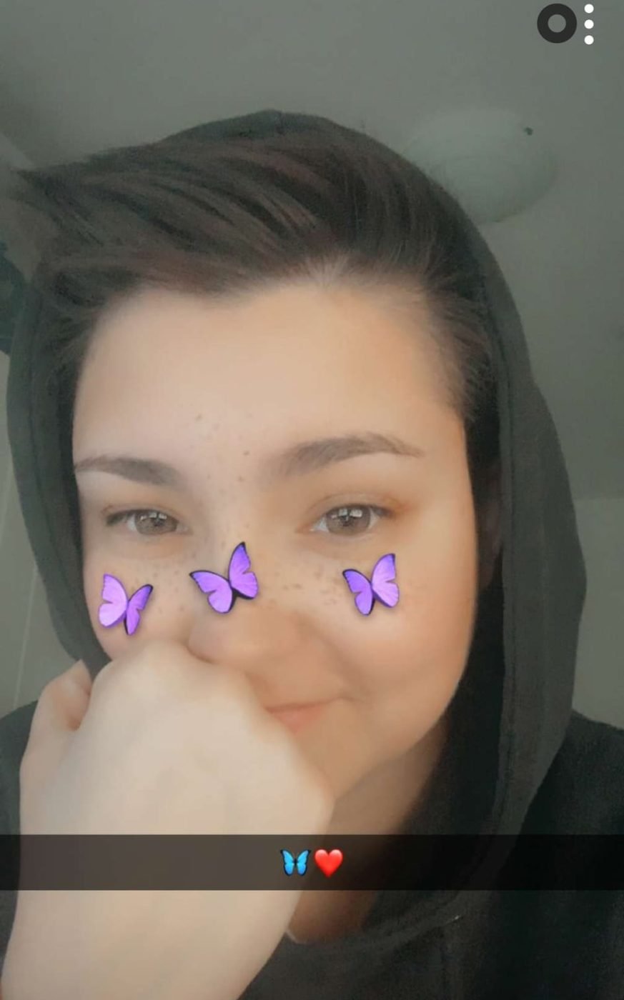 Vanessa als Schnappschuss mit Schmetterlingen im Gesicht