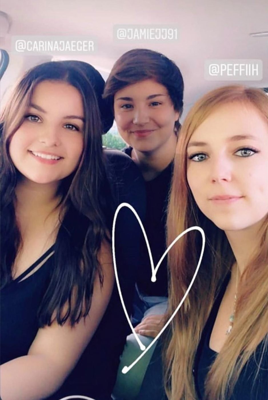Vanessa mit ihren beiden Trauzeuginnen