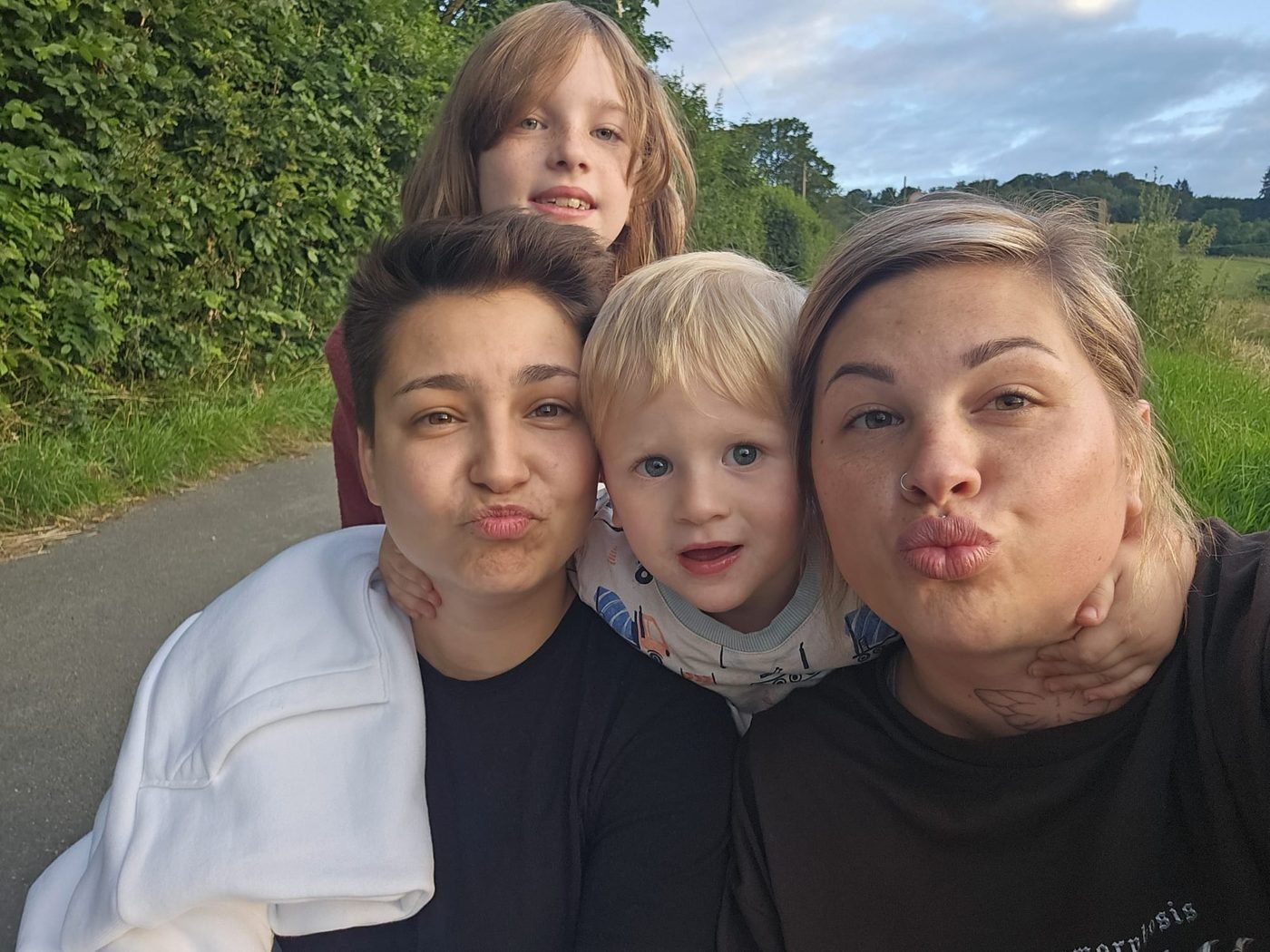 Vanessa und Juliane mit den beiden Kindern
